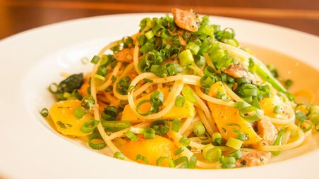 ●さんまのコンフィ（オイル煮）とじゃが芋とほうれん草のオイルソーススパゲッティ　小ねぎ添え