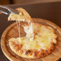 ラクレットチーズとモッツァレラチーズのたっぷりチーズのピッツァ