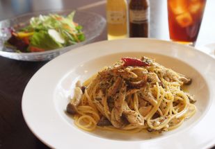●スモークチキンと色々キノコのペペロンチーノ〈チーズと黒コショウの香りで〉