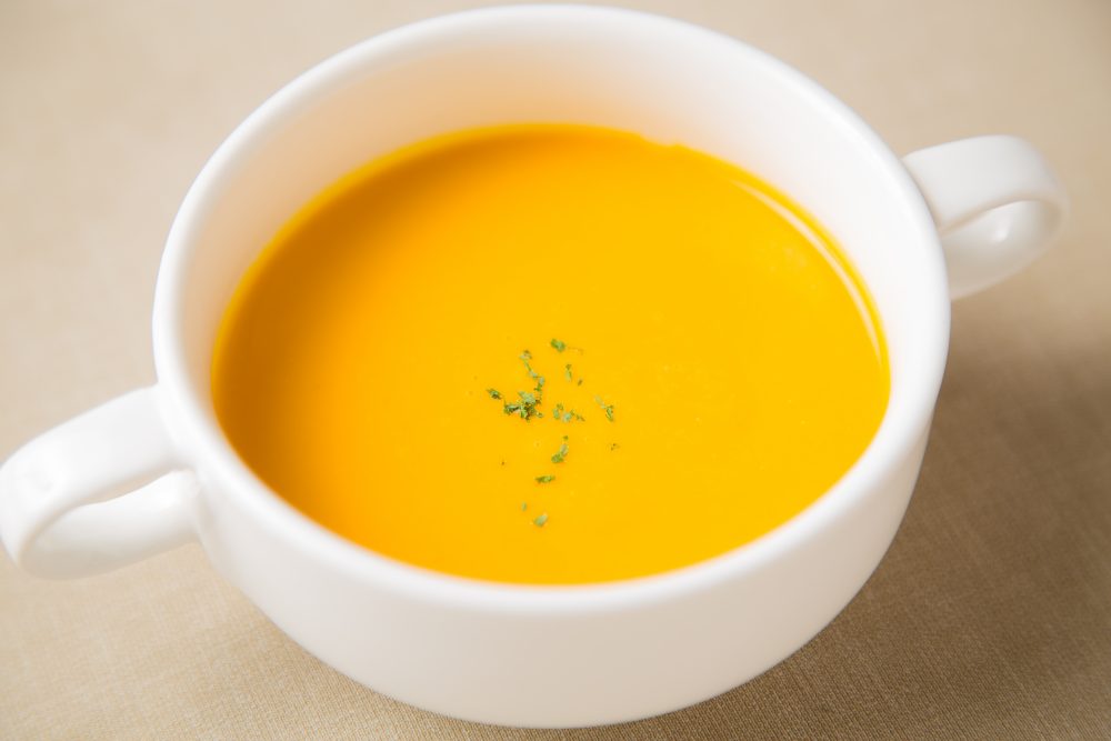 ＜少しでも長く皆さまに美味しいスープを召し上がって頂くために秋に収穫したかぼちゃを新鮮なうちに加工・保存し、今の時期でも提供しています。＞